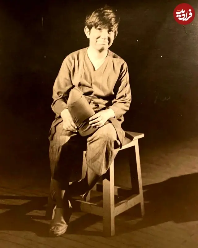 عکس| سفر زمان؛ چهرۀ «آتیلا پسیانی» 10 ساله روی صحنۀ تئاتر؛ سال 46