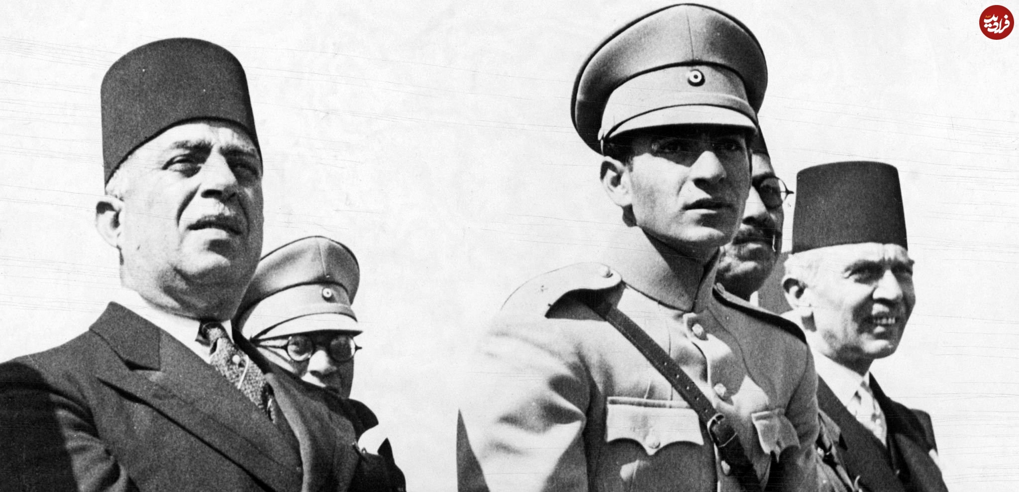 عکس| سفر در زمان؛ «محمدرضا پهلوی» در حال بازدید از یک مدرسه نظامی در مصر؛ سال 1317