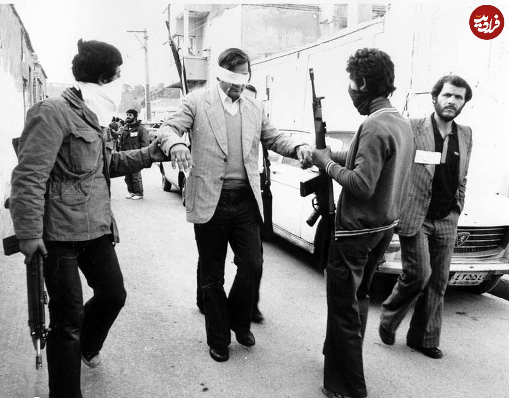 عکس| سفر در زمان؛ دستگیری یک «بازجوی ساواک» توسط نیروهای انقلابی؛ سال 1357