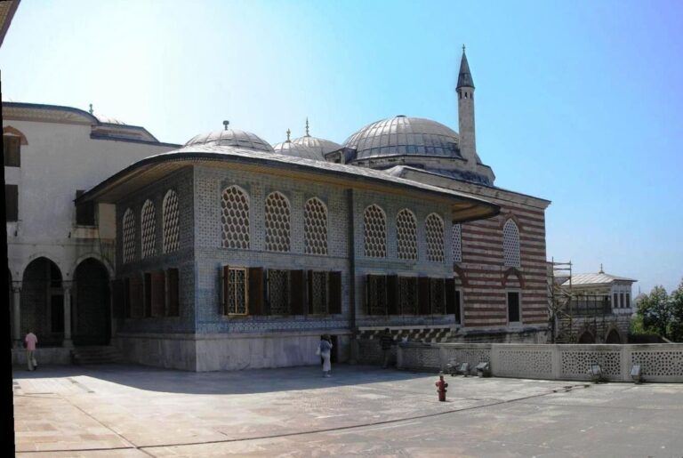 1200px-Veliahd_Dairesi_Topkapi_Istanbul_2007_panorama-768x515