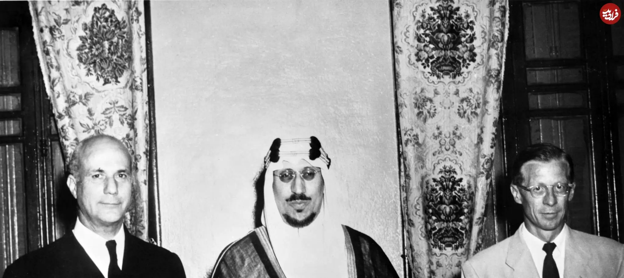 عکس| سفر در زمان؛ «ملک سعود، پادشاه عربستان» در کاخ زمستانی اش در جده؛ سال 1332