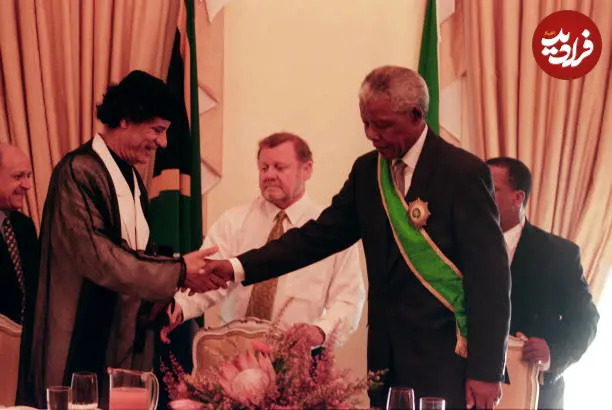 عکس| سفر در زمان؛ «سرهنگ قذافی» در حال دست دادن با «نلسون ماندلا»؛ سال 1378