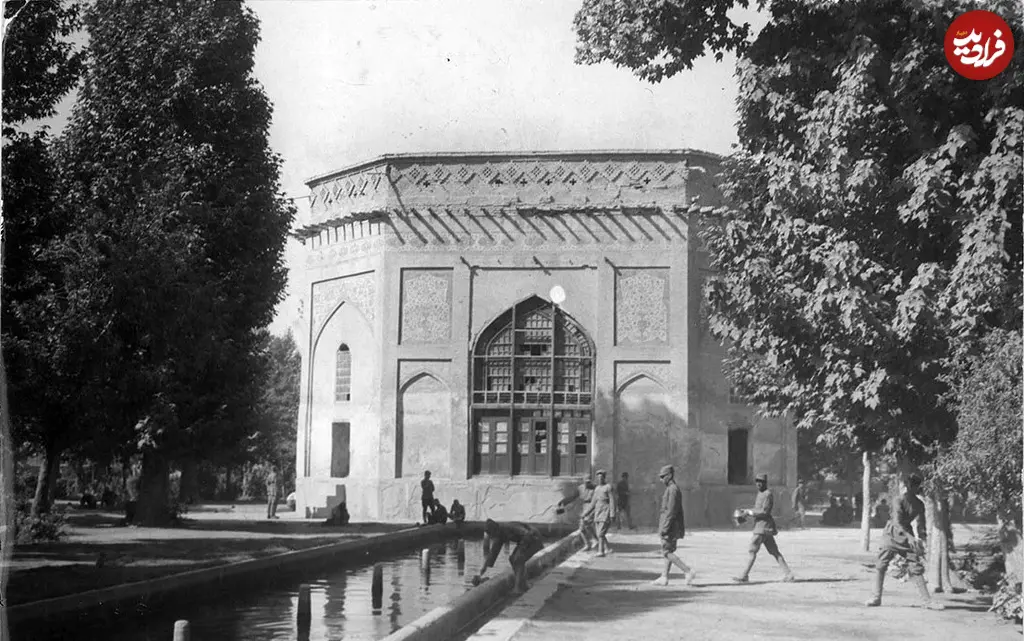 عمارت کلاه فرنگی، مقبره کریمخان