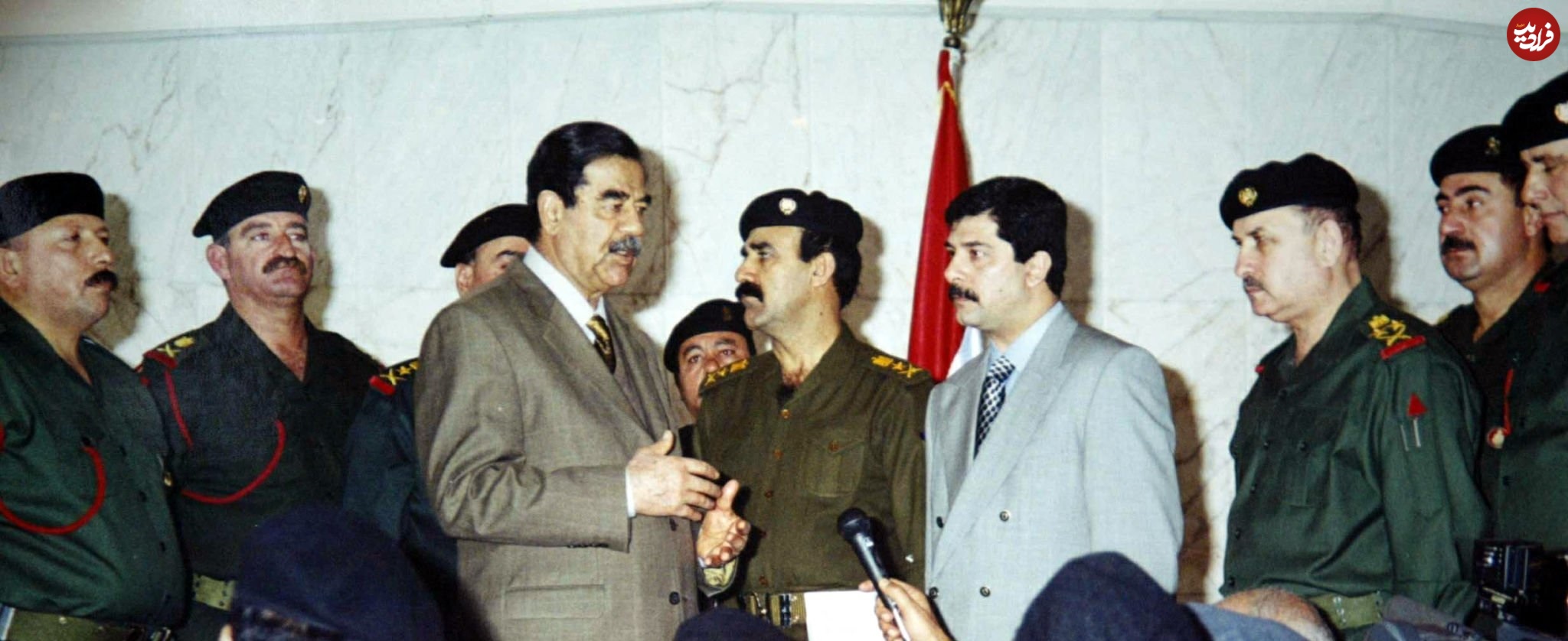عکس| سفر در زمان؛ «قصی صدام حسین» به همراه پدرش در میان افسران ارشد در بغداد؛ سال 1381 عکس| سفر در زمان؛ «قصی صدام حسین» به همراه پدرش در میان افسران ارشد در بغداد؛ سال 1381