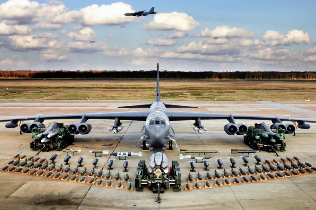 تعداد خدمه بمبافکن B-52 چند نفر است؟ تعداد خدمه بمبافکن B-52 چند نفر است؟