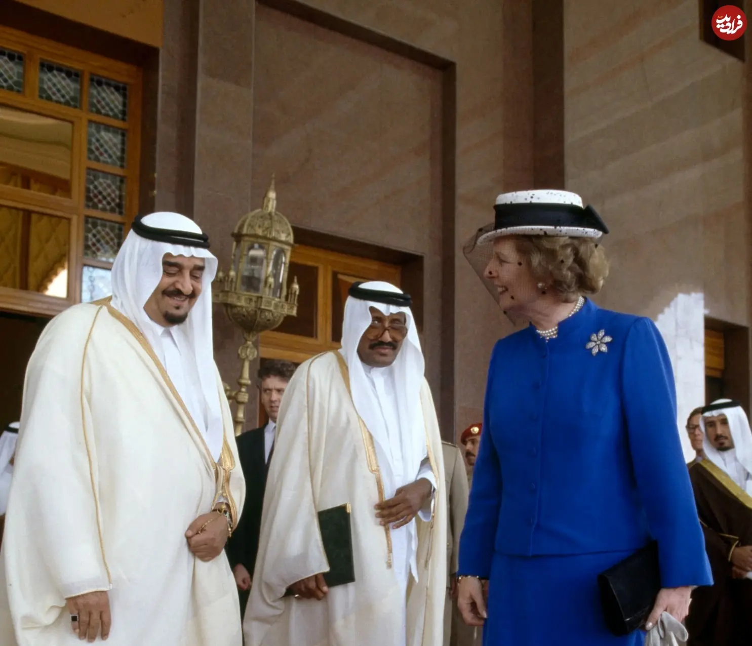 عکس| سفر در زمان؛ «ملک فهد، پادشاه عربستان» در حال استقبال از نخست وزیر انگلیس؛ سال 1364