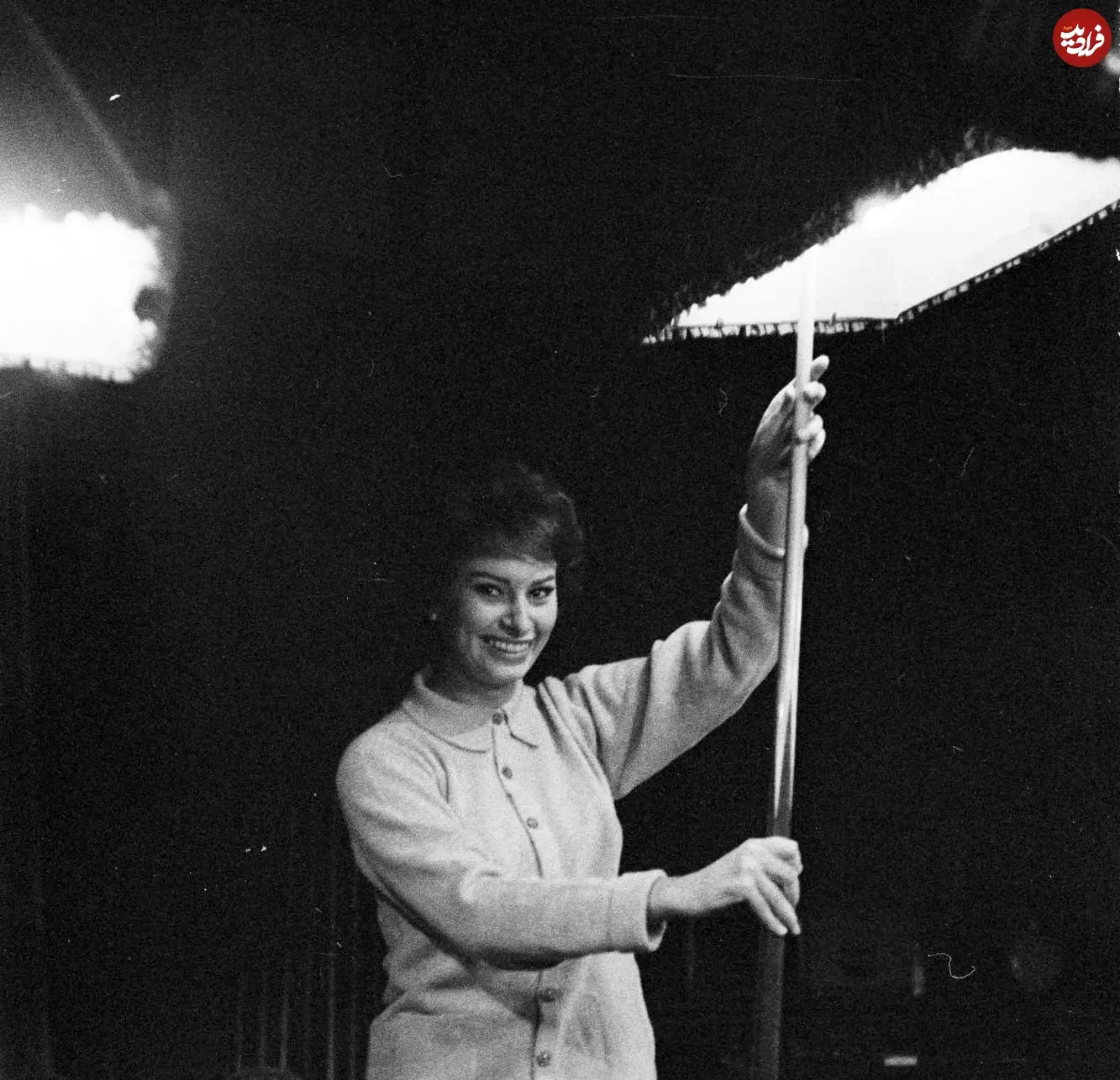 عکس| سفر در زمان؛ «سوفیا لورن» در حال بیلیارد بازی کردن در لندن؛ سال 1336