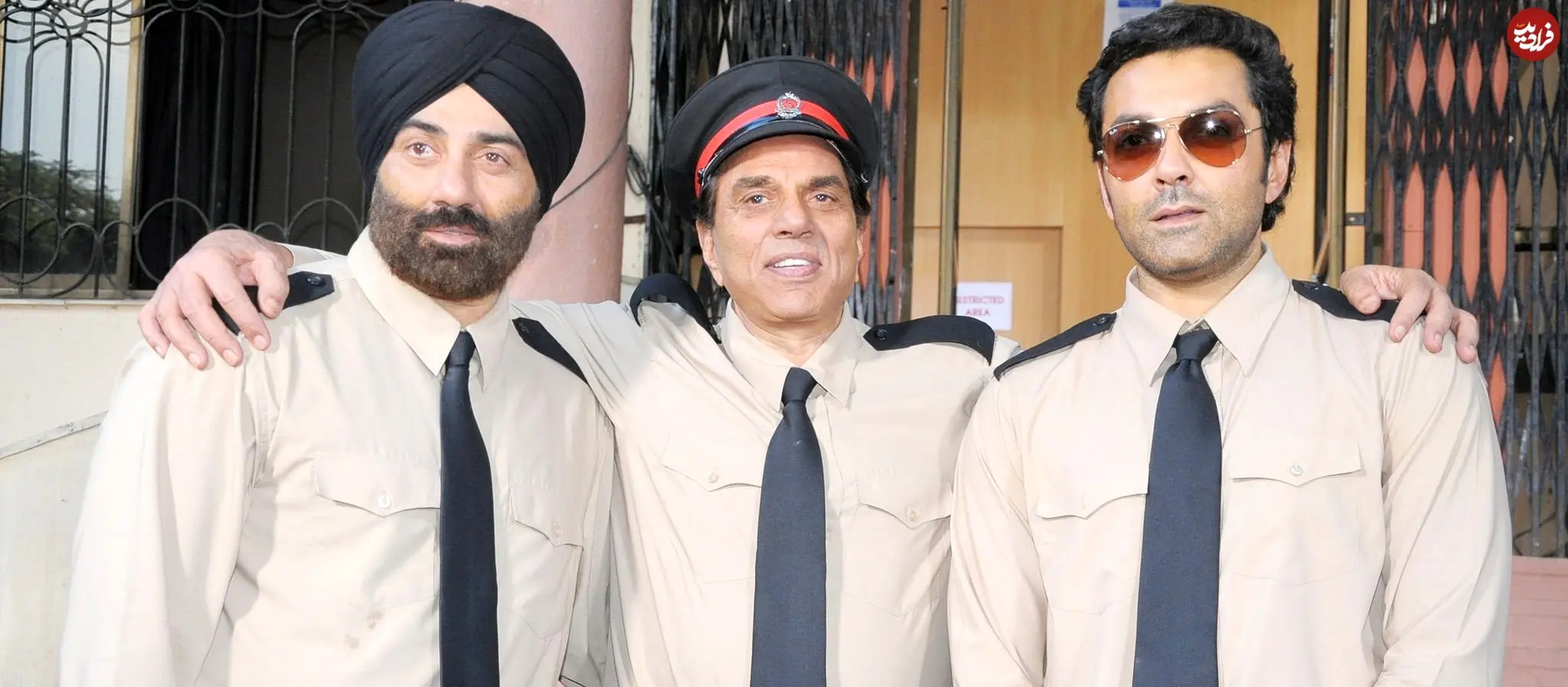 عکس| سفر در زمان؛ «ویرو فیلم شعله» در کنار پسرانش در بمبئی؛ سال 1389