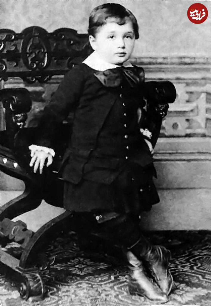 Albert_Einstein_at_the_age_of_three_(1882)