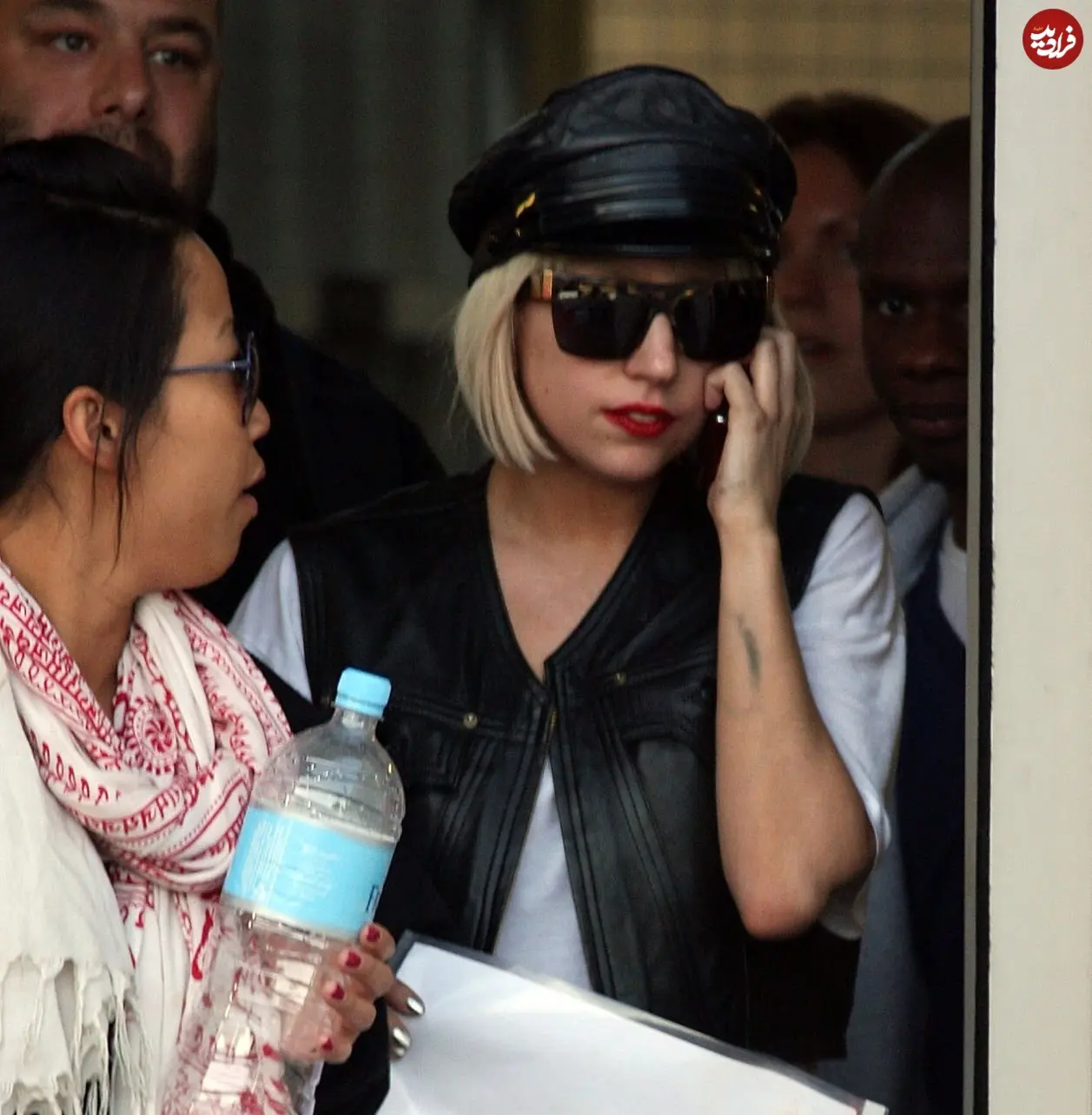 عکس| سفر در زمان؛ «لیدی گاگا» در حال ورود به فرودگاه پرت در استرالیا؛ سال 1388