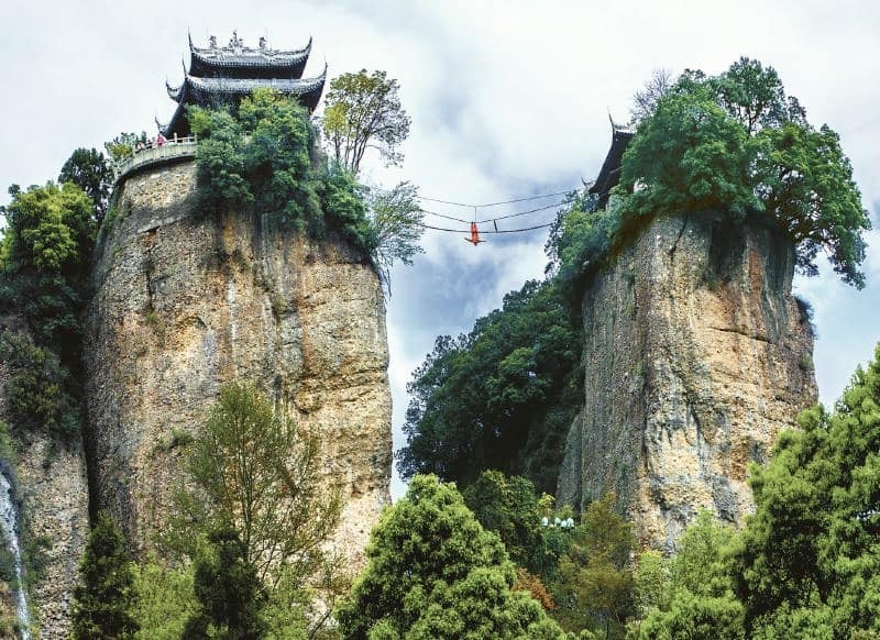 تصاویر؛ سفر در زمان؛ معروف ترین مسیر یک کتابخانه در جهان؛ تلاقی ایمان، معماری و جسارت انسان