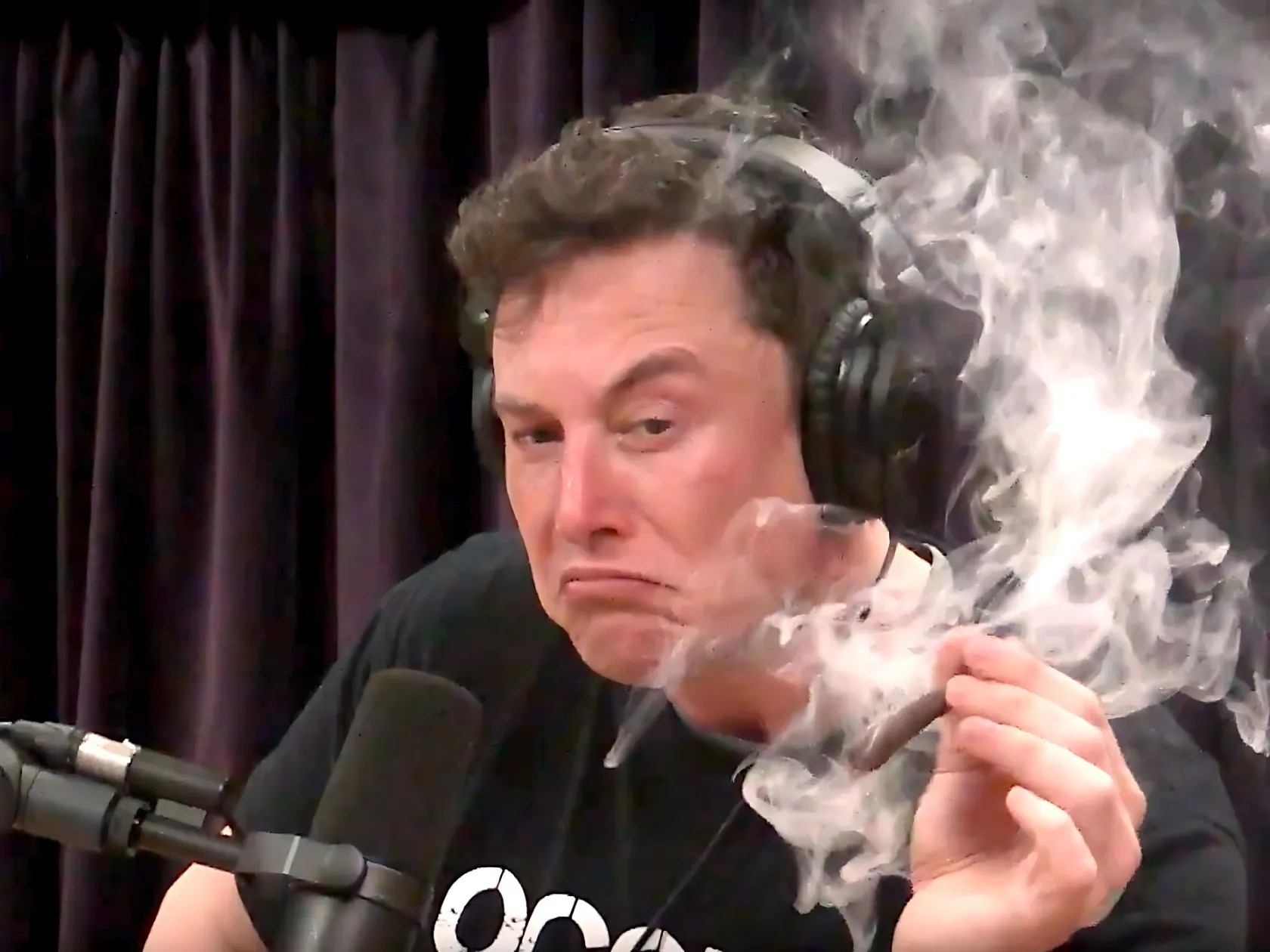 elon-musk-smoking-676949c4ad66eb3784cc6bd7_11zon