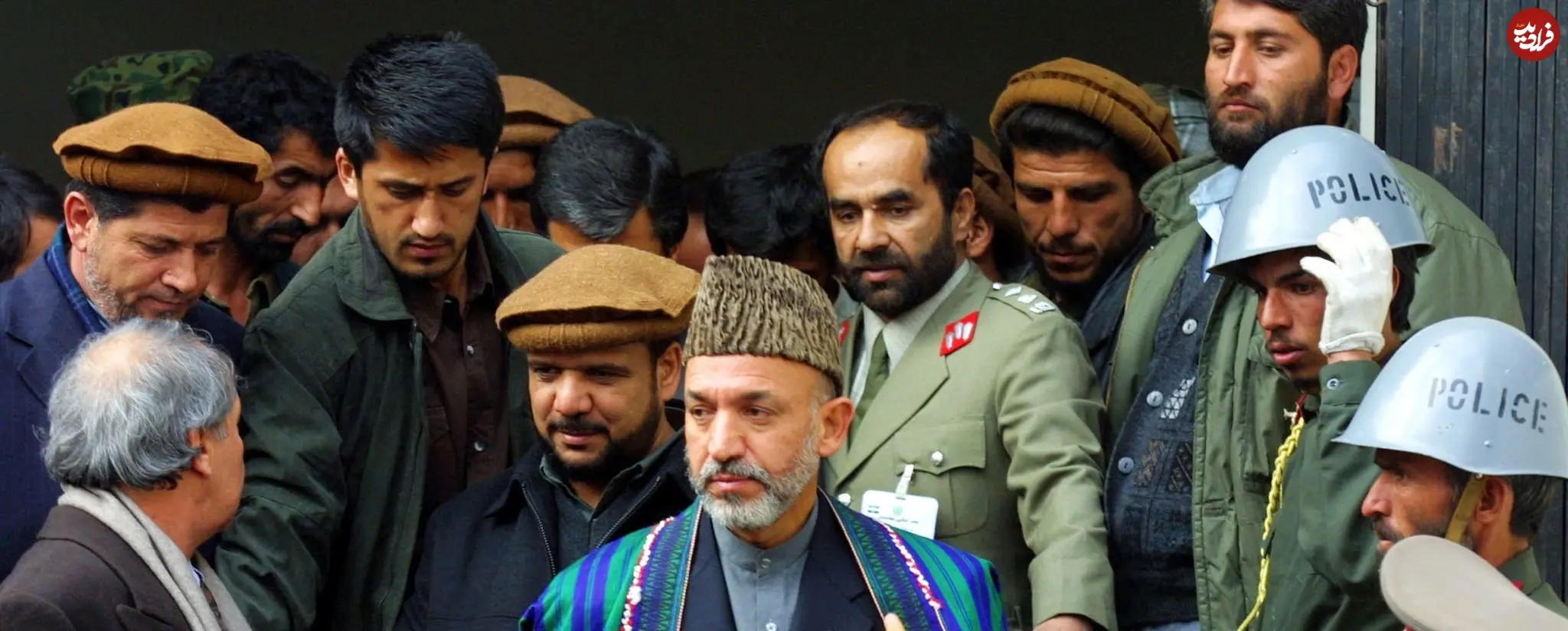 عکس| سفر در زمان؛ «حامد کرزای» پس از ادای سوگند در وزارت کشور و در کابل؛ سال 1380