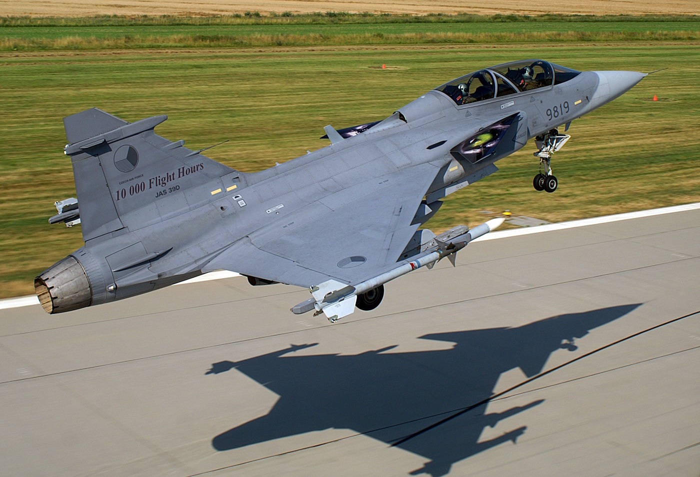 Saab_JAS-39_Gripen_of_the_Czech_Air_Force_taking_off_from_AFB_Caslav_11zon