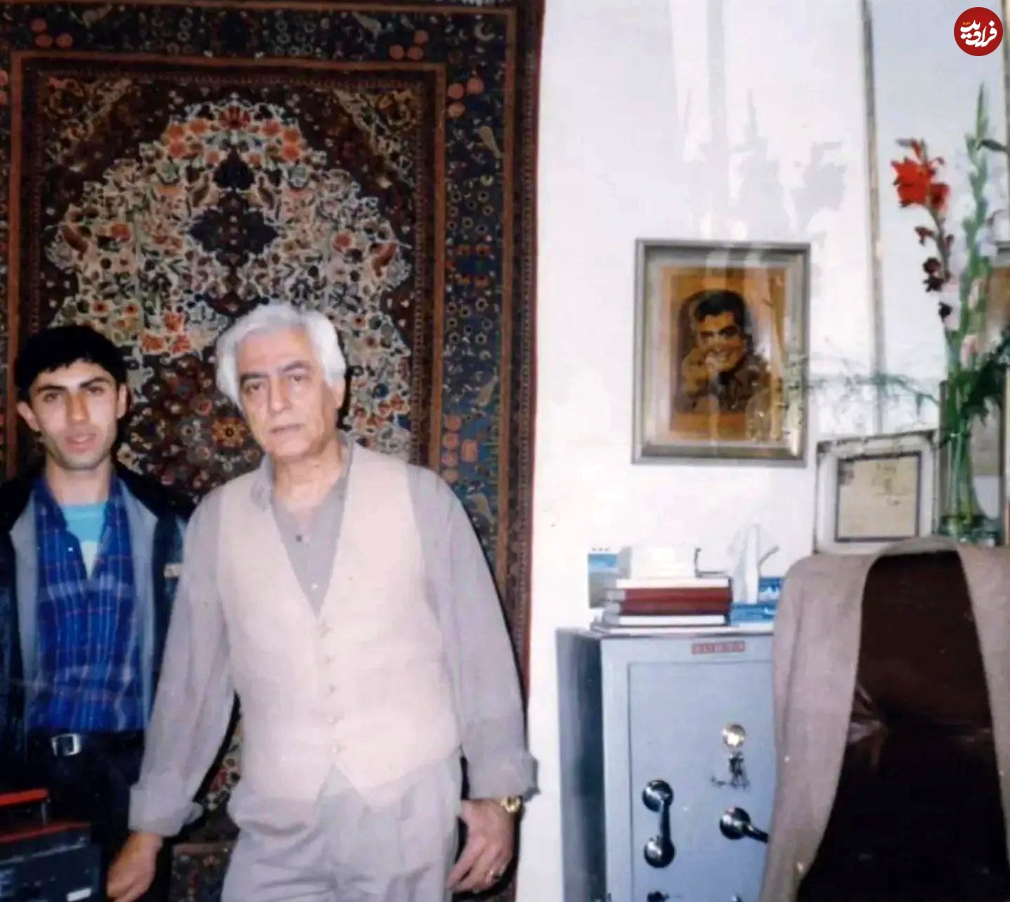 عکس| سفر در زمان؛ «فردین» با ظاهر متفاوت در مغازه اش در ونک تهران؛ دهه 70 عکس| سفر در زمان؛ «فردین» با ظاهر متفاوت در مغازه اش در ونک تهران؛ دهه 70