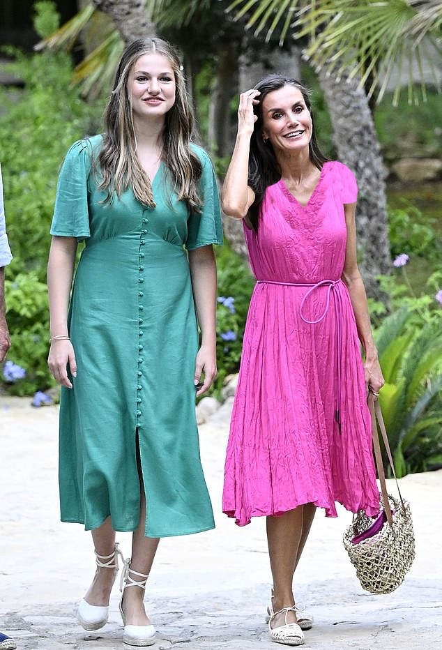 6-s_Leonor_with_her_mother_Queen_Letizia_of_Spain_in_July_s-a-30_1704465727478