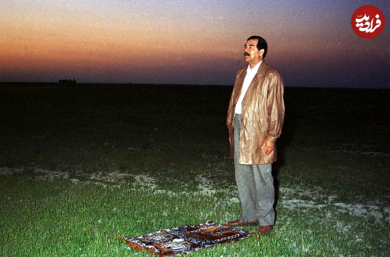 عکس| سفر به تاریخ؛ نماز خواندن «صدام» با کفش در چمنزار