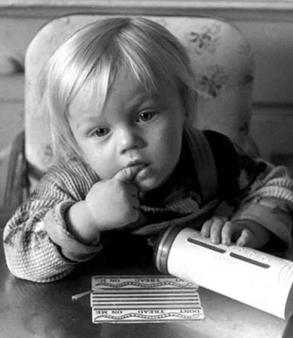 A-Rare-Childhood-Photo-of-Leonardo-DiCaprio_11zon