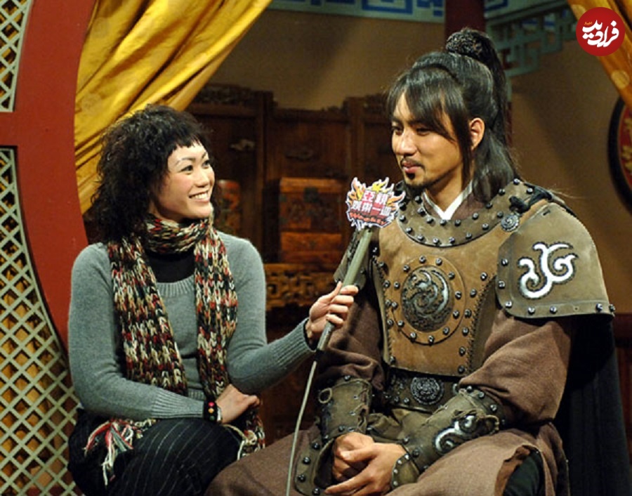 عکس| سفر در زمان؛ «جومونگ» در حال گفتگو با تلویزیون کره جنوبی؛ سال 1385 عکس| سفر در زمان؛ «جومونگ» در حال گفتگو با تلویزیون کره جنوبی؛ سال 1385