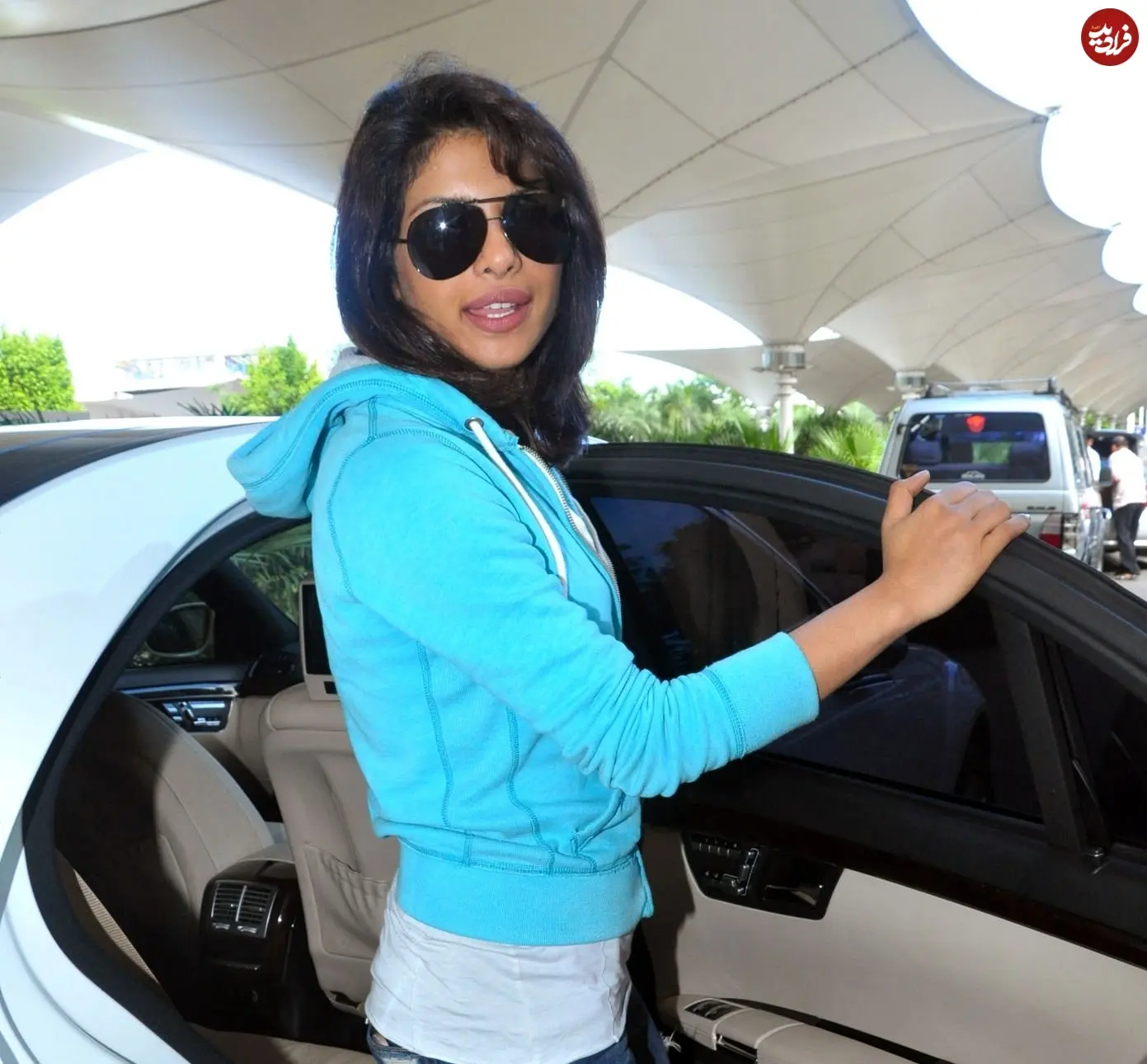 عکس| سفر در زمان؛ «پریانکا چوپرا، نماد زیبایی در بالیوود» در 28 سالگی و در فرودگاه بمبئی؛ سال 1389