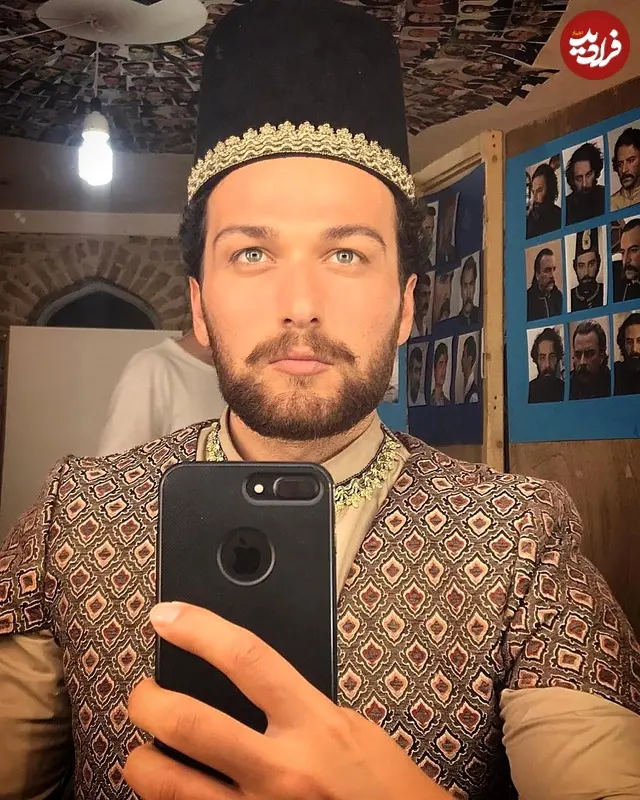 عکس| سفر زمان؛ چهرۀ «بابک» (سریال ساهره) با لباس قاجاری در اتاق گریم «بانوی عمارت»