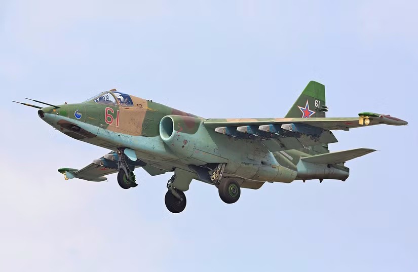 sukhoi_su-25_of_the_russian_air_force_landing_at_vladivostok_-8683076150_11zon