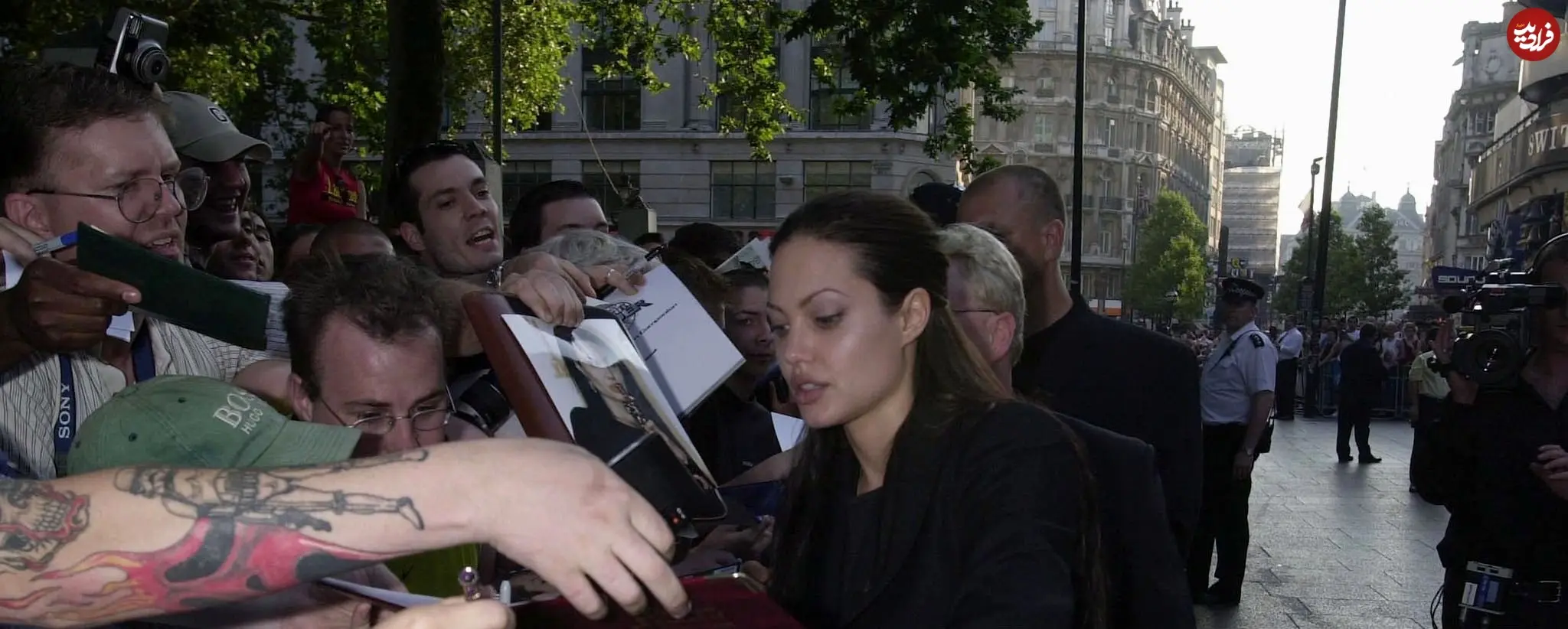 عکس| سفر در زمان؛ «آنجلینا جولی» در 26 سالگی و در میان طرفداران اش؛ سال 1380