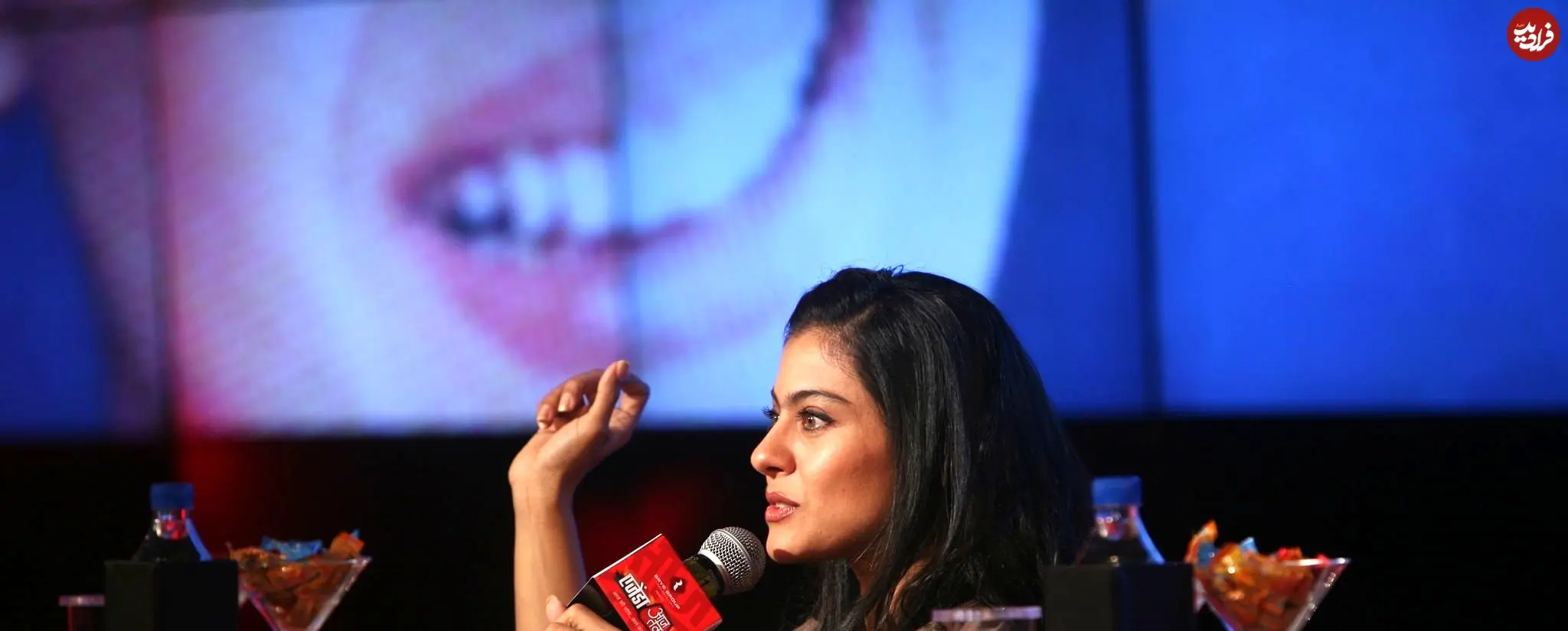 عکس| سفر در زمان؛ «کاجول، ستاره بالیوود» در حال سخنرانی در دهلی نو؛ سال 1391