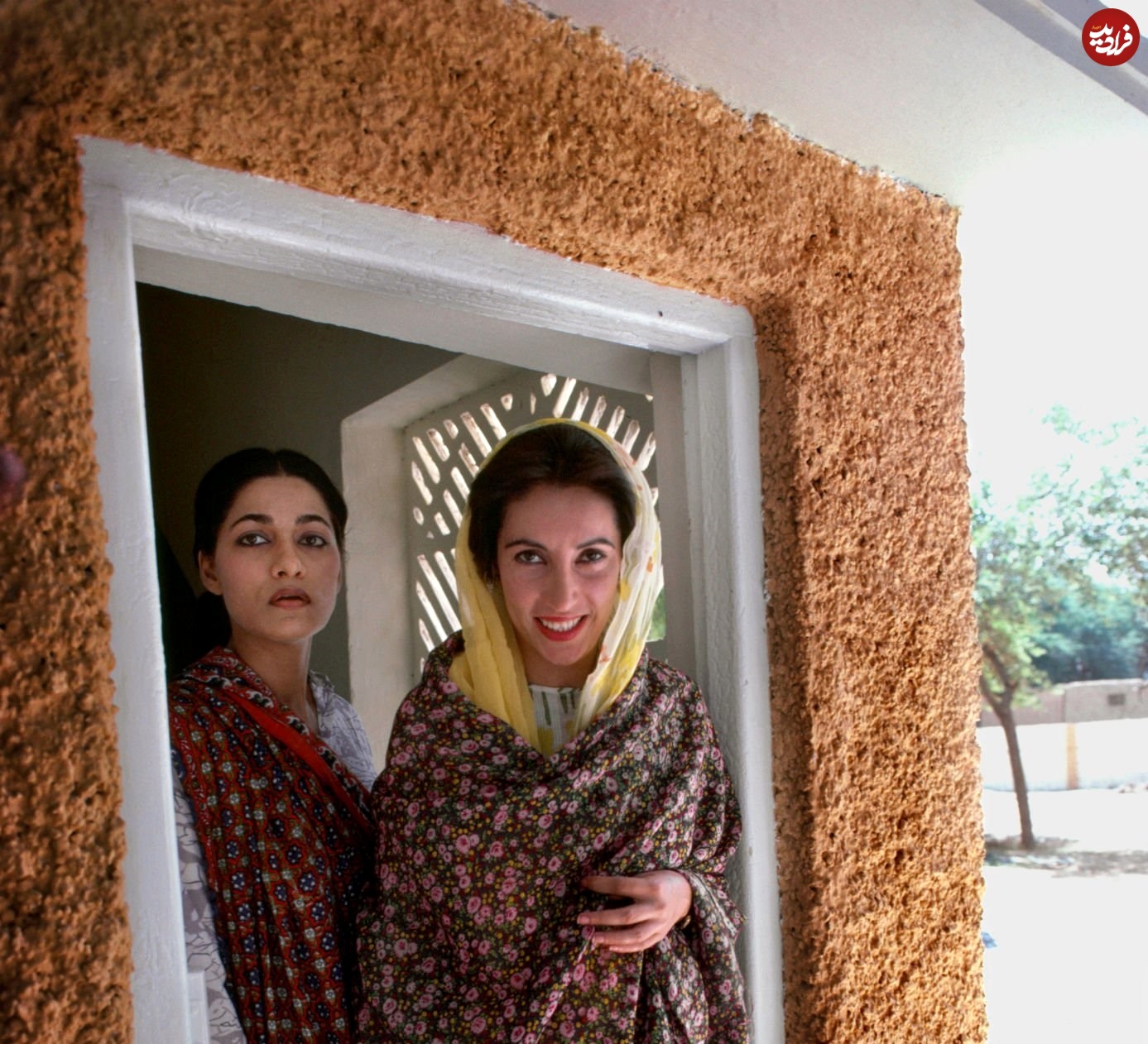 عکس| سفر در زمان؛ «بی نظیر بوتو» بعد بازگشت از تبعید در خانه اش در لاکارنه؛ سال 1365 عکس| سفر در زمان؛ «بی نظیر بوتو» بعد بازگشت از تبعید در خانه اش در لاکارنه؛ سال 1365