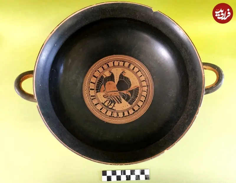 Siannian-Type-cup-depicting-roosters