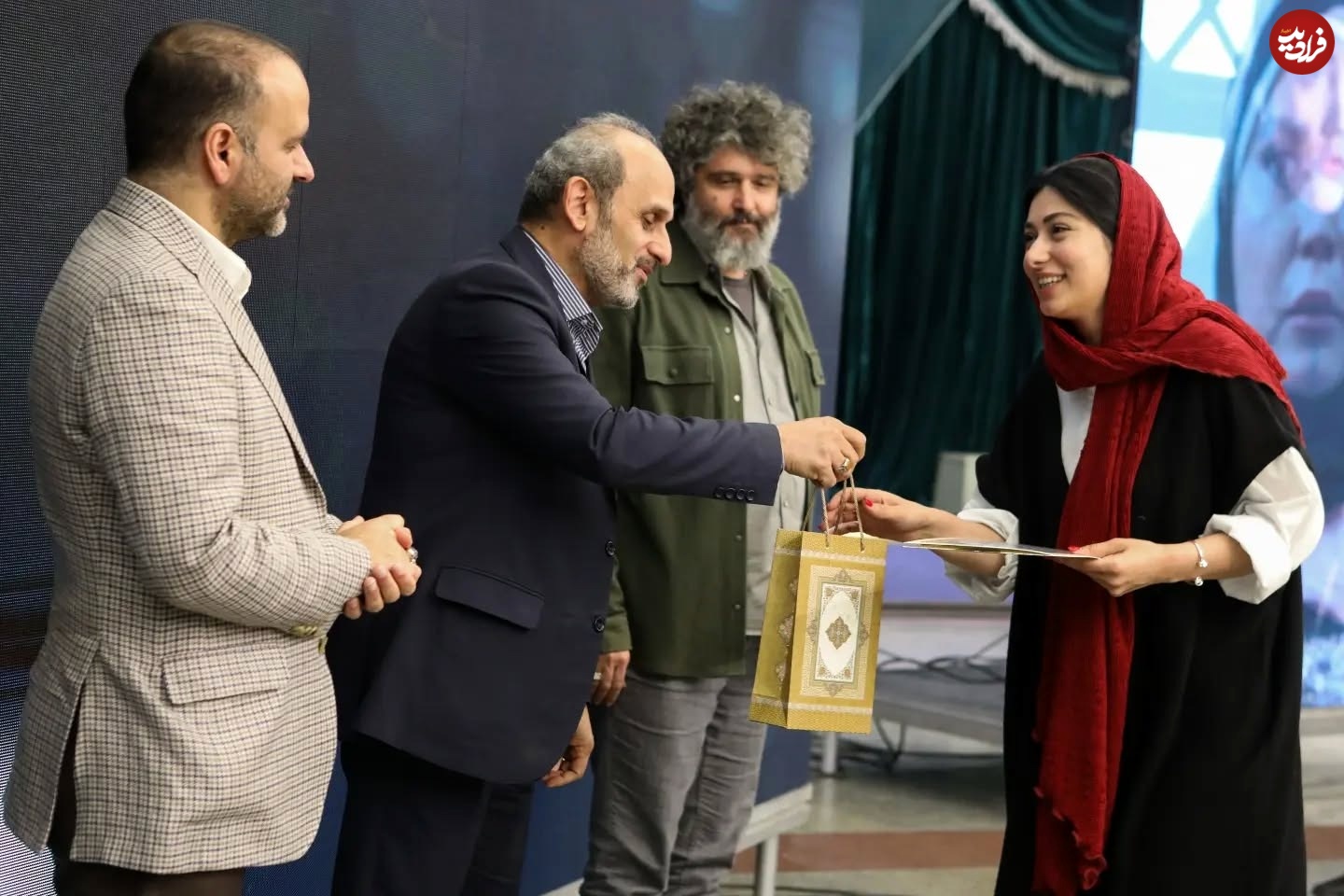 عکس| سفر در زمان؛ «پریزاد» سریال طوبی در حال دریافت جایزه از رئیس صداوسیما عکس| سفر در زمان؛ «پریزاد» سریال طوبی در حال دریافت جایزه از رئیس صداوسیما