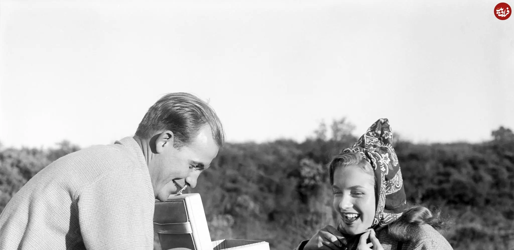 عکس| سفر در زمان؛ «مرلین مونرو 20 ساله» در کنار یک عکاس در کالیفرنیا؛ سال 1325