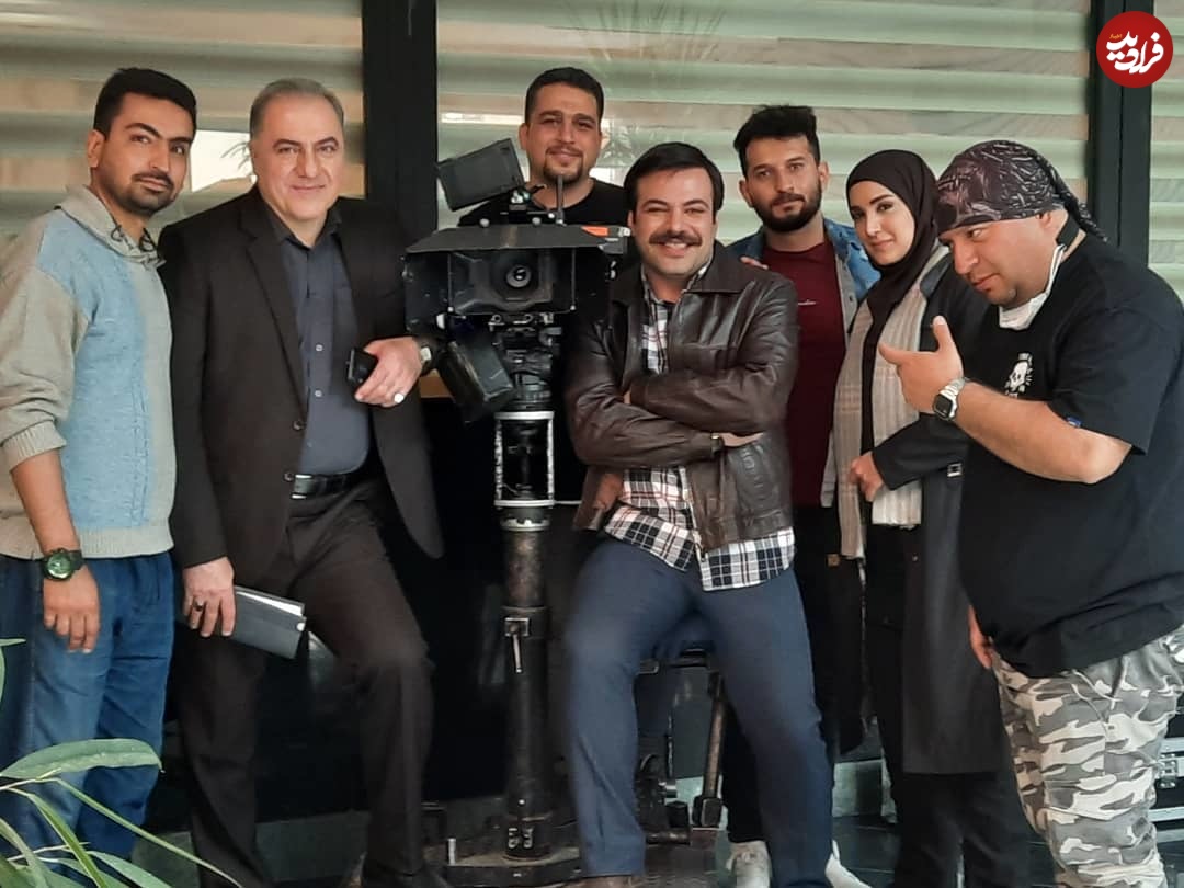 عکس؛ سفر در زمان؛ «دکتر توفیقی و الناز» در پشت صحنه سریال بچه مهندس 3؛ سال 1400 عکس؛ سفر در زمان؛ «دکتر توفیقی و الناز» در پشت صحنه سریال بچه مهندس 3؛ سال 1400
