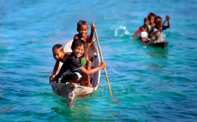 bajau-kids-canoe-taken-phototrip-862361027_1_11zon