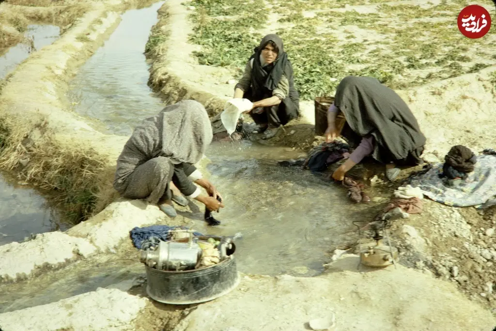 رختشویی در جوی آب