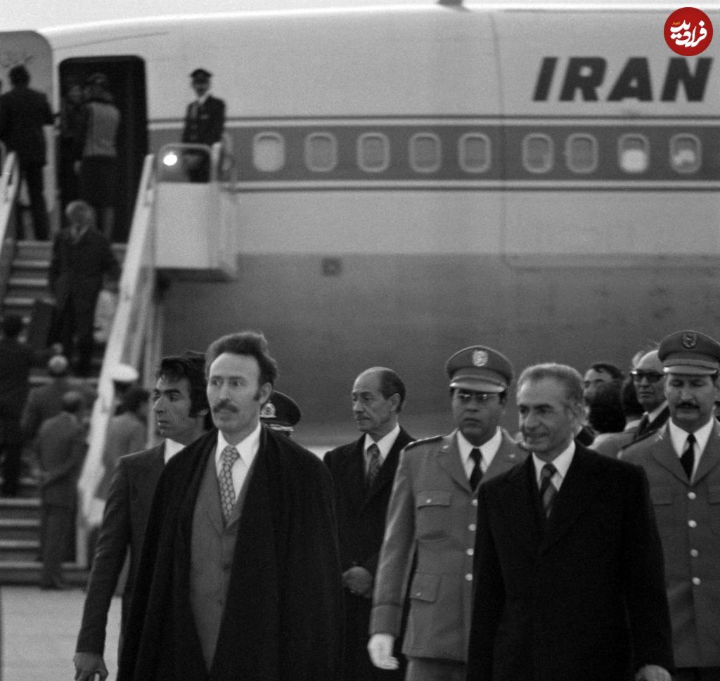 عکس| سفر در زمان؛ «محمدرضا پهلوی» در فرودگاه الجزایر»؛ سال 1353 عکس| سفر در زمان؛ «محمدرضا پهلوی» در فرودگاه الجزایر»؛ سال 1353