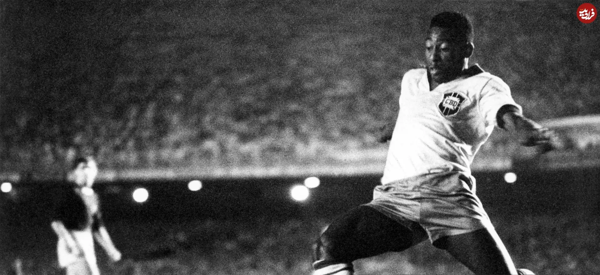 عکس| سفر در زمان؛ «پله 18 ساله» در حال فوتبال بازی کردن در برزیل؛ سال 1336