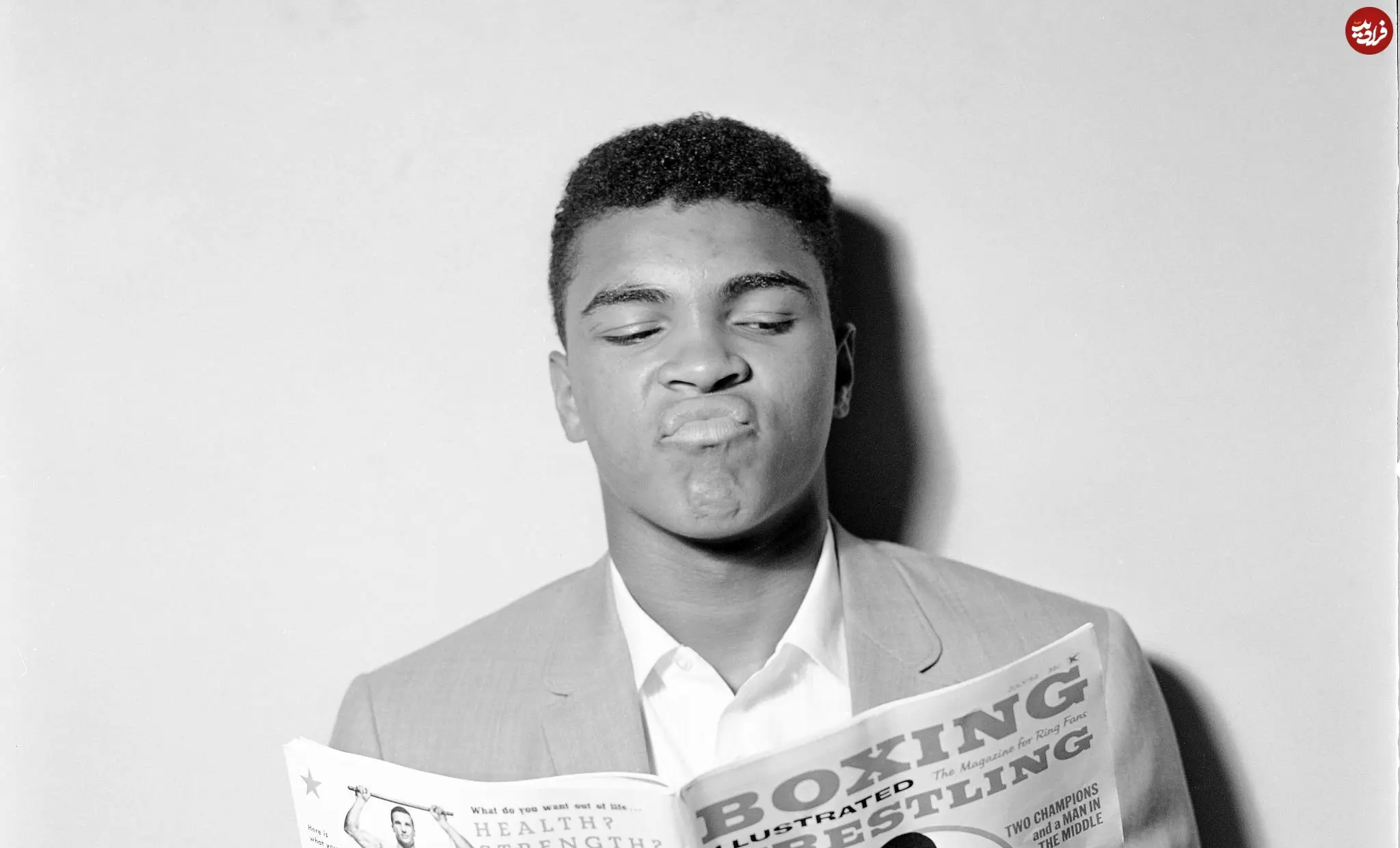 عکس| سفر در زمان؛ «محمدعلی کلی» در حال خواندن روزنامه در نیویورک؛ سال 1341