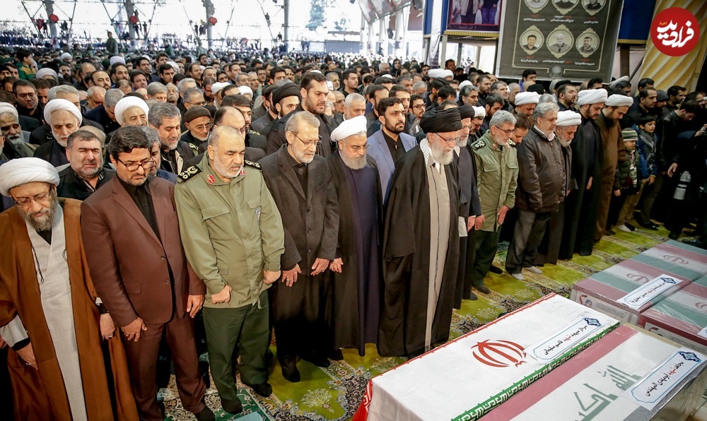 عکس| سفر در زمان؛ «لاریجانی، روحانی و رهبر انقلاب» در حال نماز خواندن بر پیکر سردار سلیمانی؛ سال 98