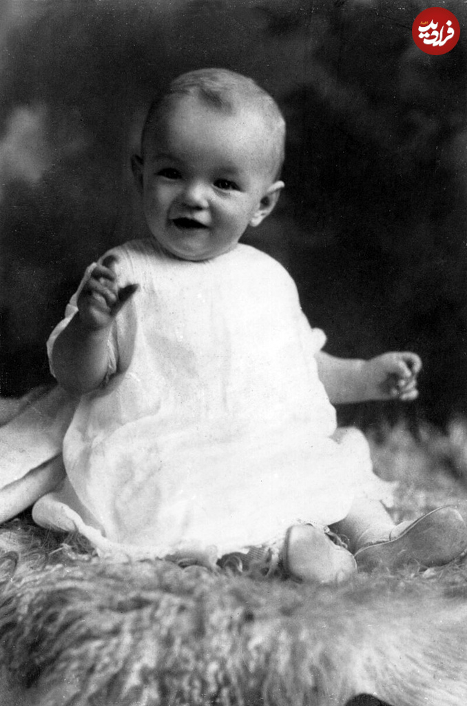 Marilyn_monroe_as_an_infant_brightened