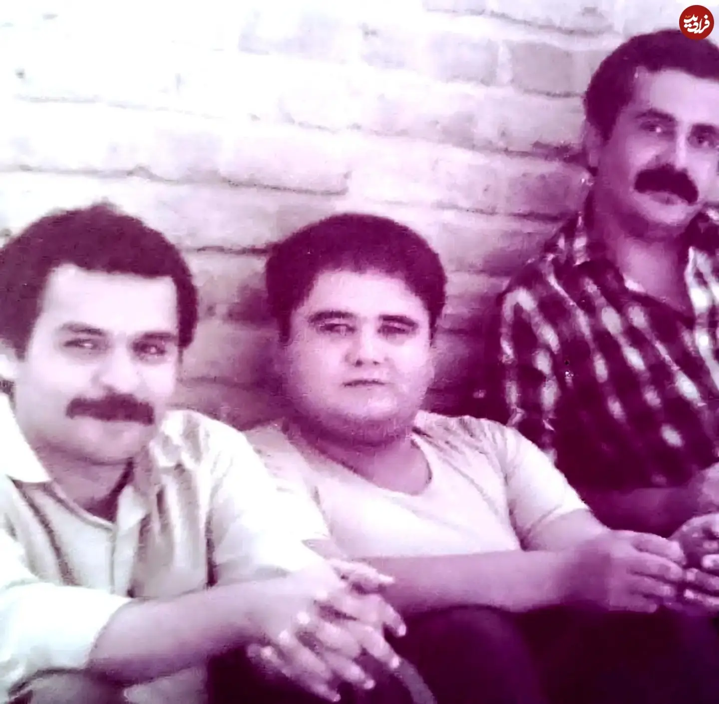 عکس| سفر زمان؛ «اکبر عبدی» در ۲۳ سالگی و در پشت صحنه پنجمین سریال اش؛ سال ۶۲