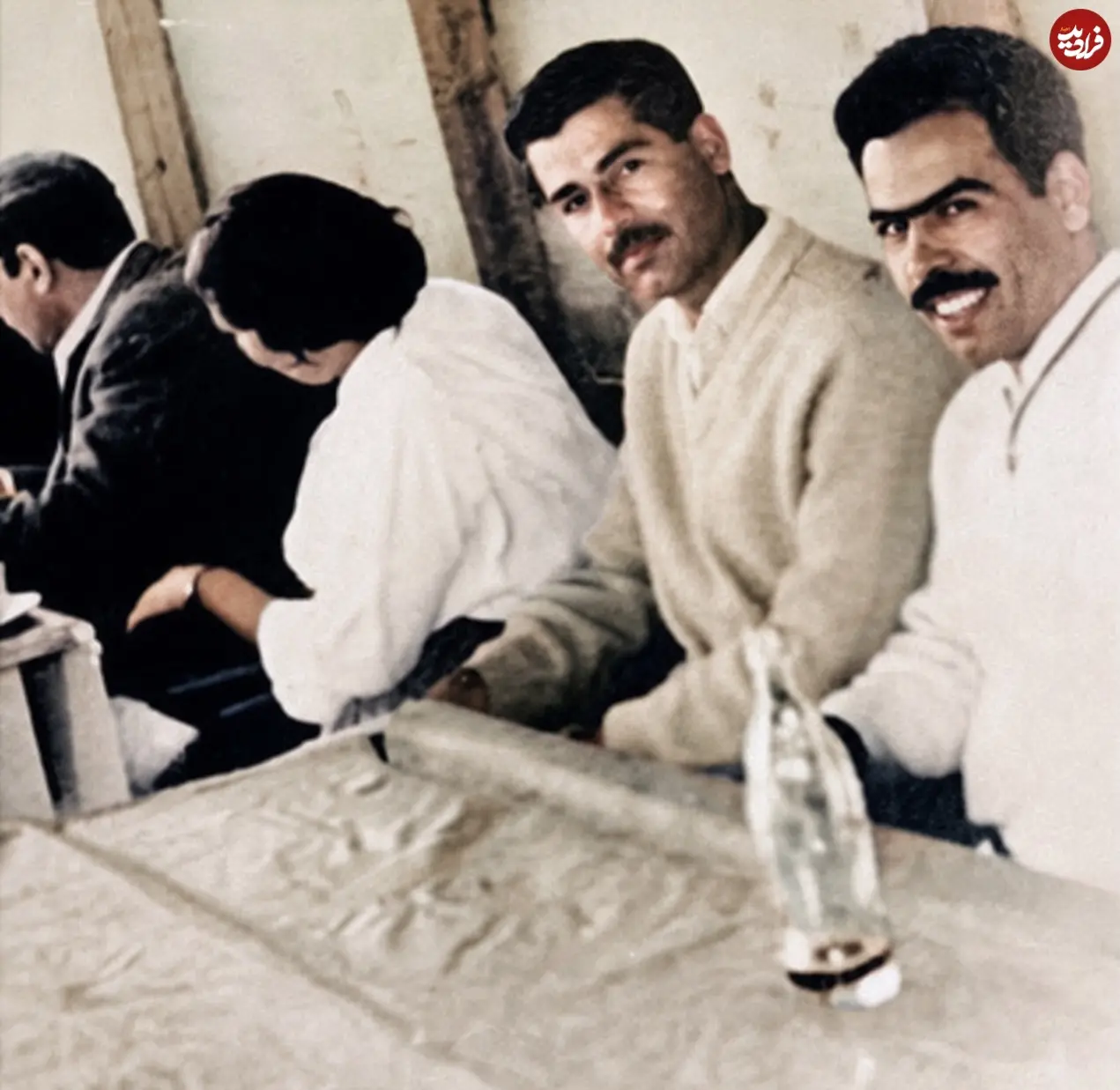 عکس| سفر به گذشته؛ «صدام حسین» به همراه دوستان اش در یک قهوه خانه؛ سال ۱۳۳۹