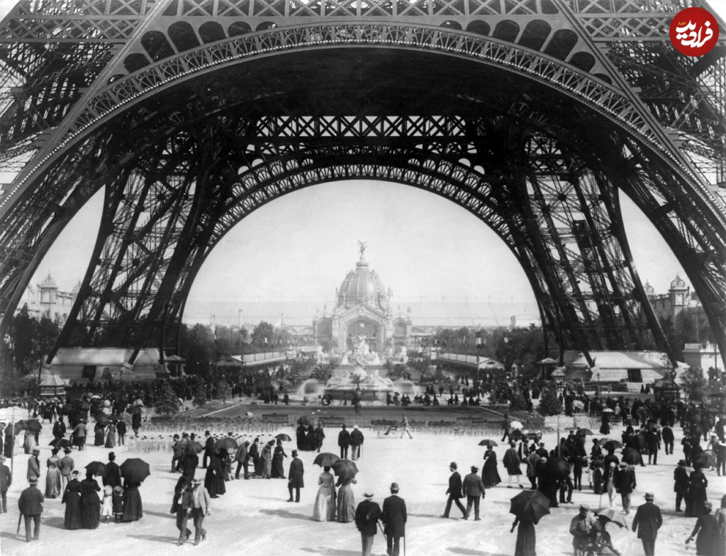 Paris_Exposition_view_from_ground_level_of_the_Eiffel_tower_11zon