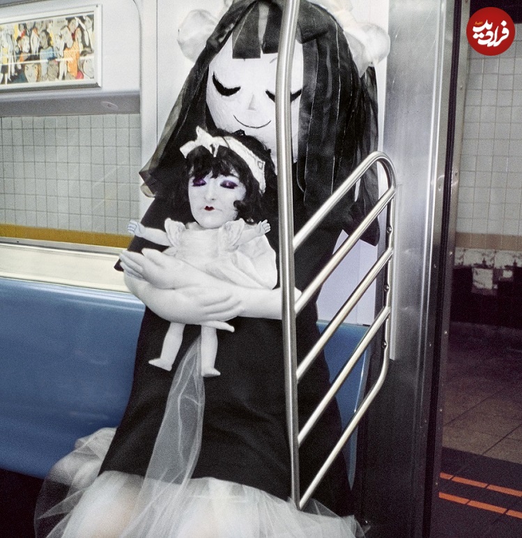 231026143301-03-halloween-costume-subway-portraits-double-doll