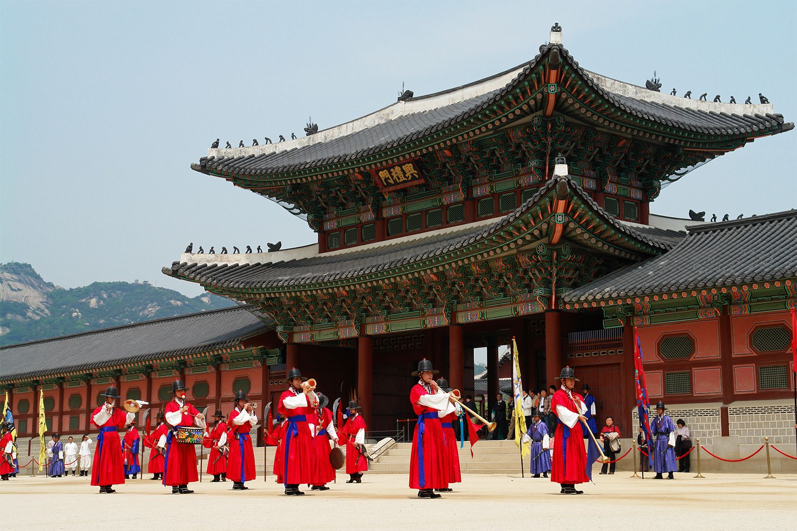 clothing-South-Koreans-Changing-reenactment-Royal-Guard