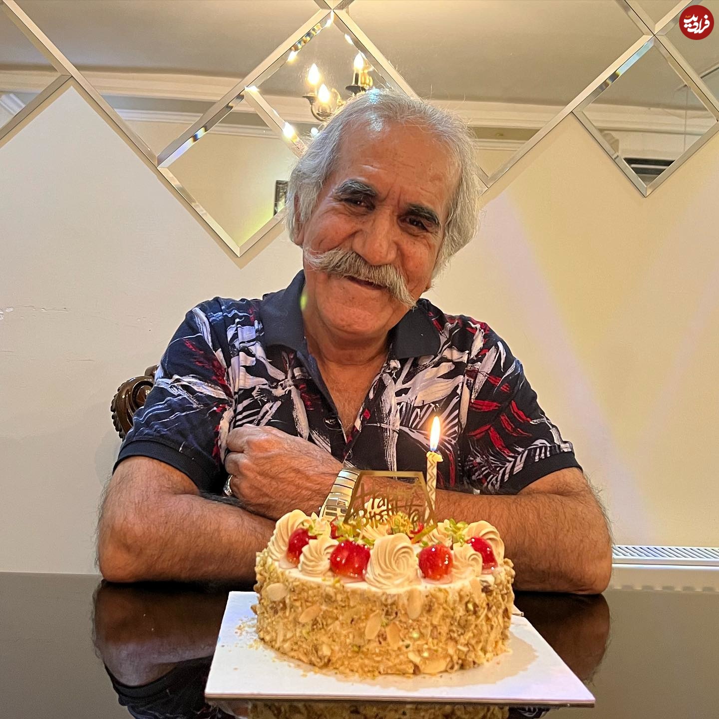 عکس| سفر در زمان؛ «عمو کاووس» سریال نون خ در جشن تولد 73 سالگی اش؛ سال 1402 عکس| سفر در زمان؛ «عمو کاووس» سریال نون خ در جشن تولد 73 سالگی اش؛ سال 1402