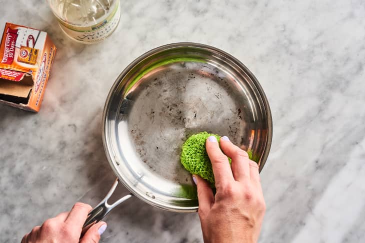 k_Photo_Lifestyle_2020-03-Cleaning-Skills-Battle-Burnt-Pan_Cleaning-Skills-Battle-Burnt-Pan-vinegarbakingsoda103