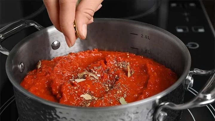 Avoid-sprinkling-of-tomato-paste-1_4_11zon