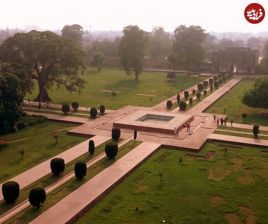 View_from_atop_the_left_minaret_-_Tomb_of_Jahangir_gardens