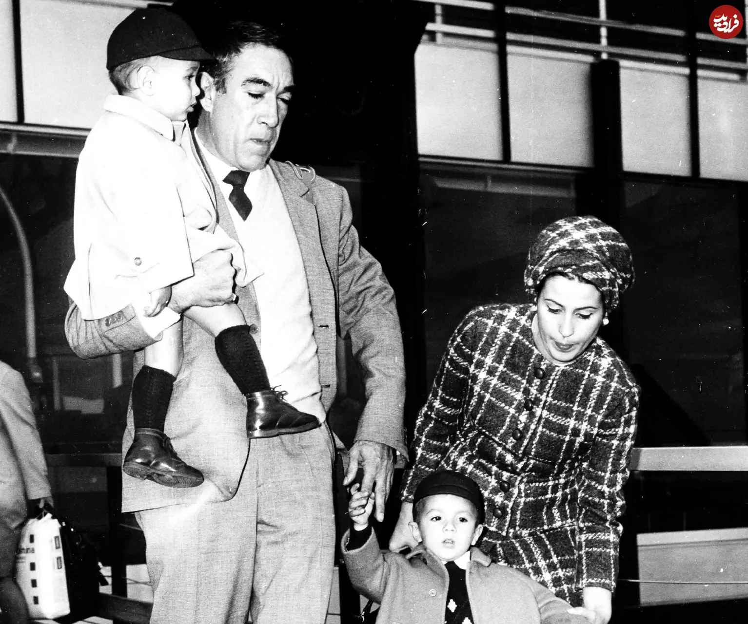 عکس| سفر در زمان؛ «حمزه فیلم محمد رسول الله» در کنار همسر و فرزندانش؛ سال 1343